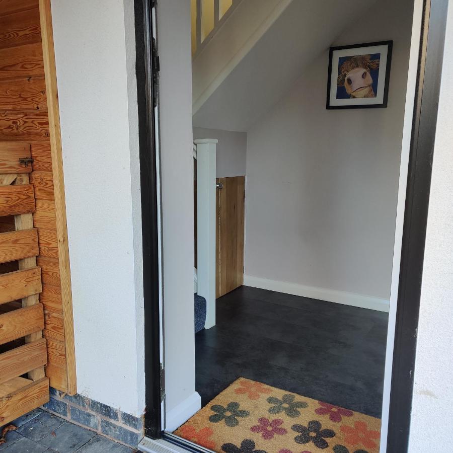 Delightful & Picturesque Modern Detached Apartment, Next To Chester Zoo, Near Park And Ride To City Centre Ngoại thất bức ảnh